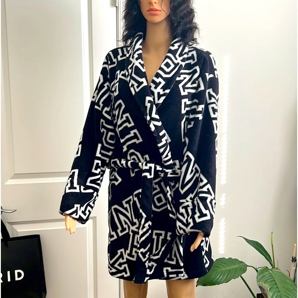 (Sold) V/s PINK robe - Picture 2 of 14